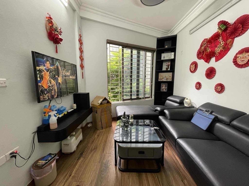 Bán nhà tặng nội thất, trước nhà mặt thoáng